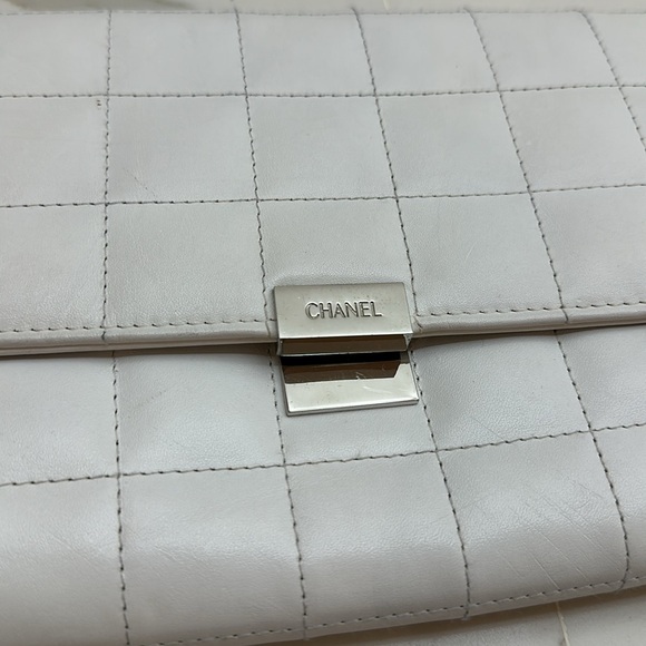 Preloved Chanel White Patent Leather Chocolate Bar Clutch On Chain. - Picture 3 of 17